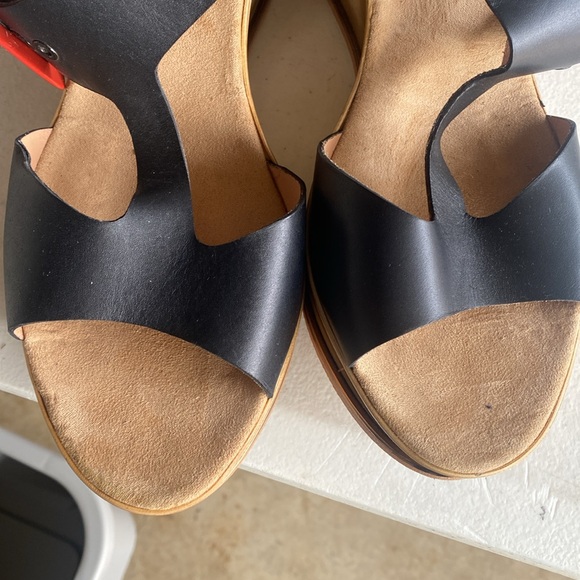 Authentic PRADA wedges. Tan bottom, black strap. Size 40 - Picture 4 of 5